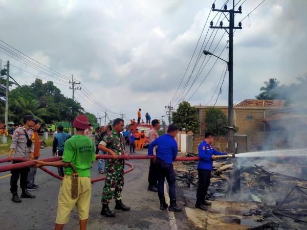 79be6_bpbd-dan-damkar-way-kanan-bantu-padamkan-kebakaran-warung-di-depan-spbu-simpang-4-negeri-baru
